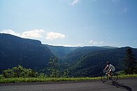 Rennradfahrer vor imposanter Bergkulisse. 