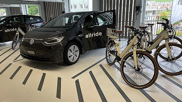 Amag und Tier Mobility lancierten «Mobility as a Service»-Angebot. Autos und Fahrräder stehen in einem Showroom. 