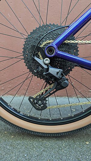 Hase Gravit Dust Test. Kassette am Hinterrad eines Velos mit Shimano-Deore-Wechsel.