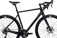 Rennrad mit breiten Reifen.