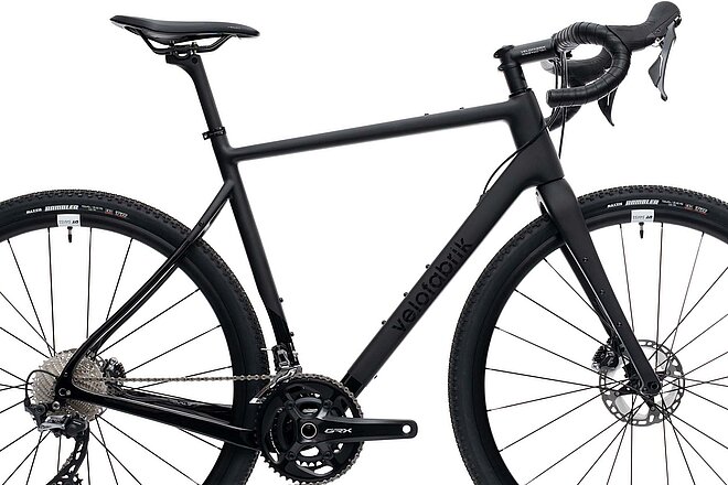 Rennrad mit breiten Reifen.