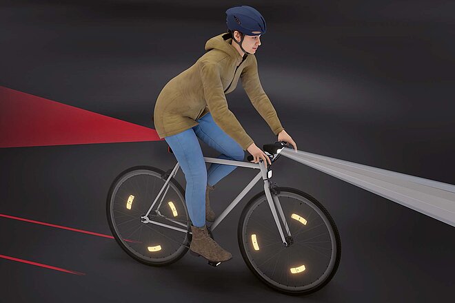 Ein Radfahrer fährt in der Dunkelheit