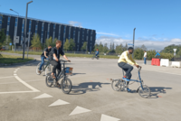 Im Kreis fahren die Probanden am Verkehrsflussexperiment.