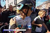 Lorena Wiebes wird nach ihrem Sieg ständig angefasst. 