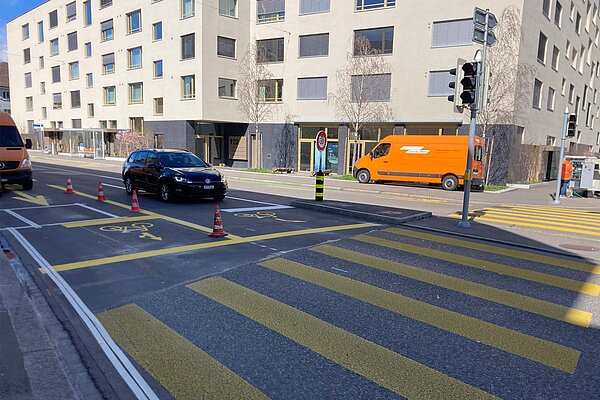 Velovorzugsroute Baslerstrasse. Gelbe Velosignete auf einer Strasse.