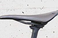 Velosattel mit grauer Wand im Hintergrund