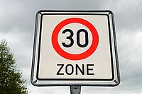 BFU Sicherheitsbarometer 2023. Schild mit Tempo 30 Zone.