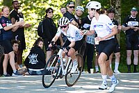 Rennradfahrerin auf einer Strasse