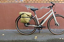 Ein Fahrrad steht vor einer roten Mauer.