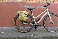 Ein Fahrrad steht vor einer roten Mauer.