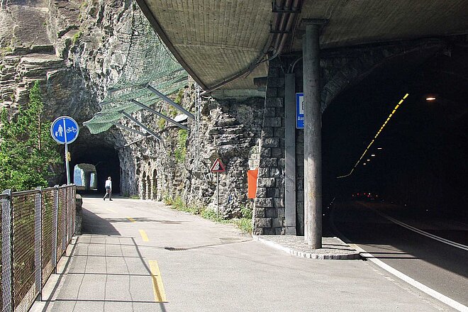Veloweg auf der alten Axenstrasse der durch Felsmassiv führt neben dem Axentunnel 