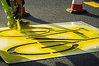 Bodenmarkierung auf einer Strasse.