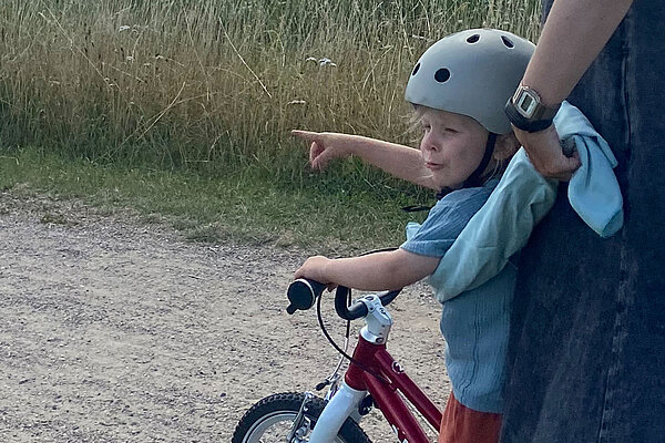 Kleinkind lernt mit Schaltrick Velofahren.