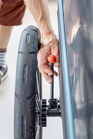 Eine Hand an einem roten Hebel.