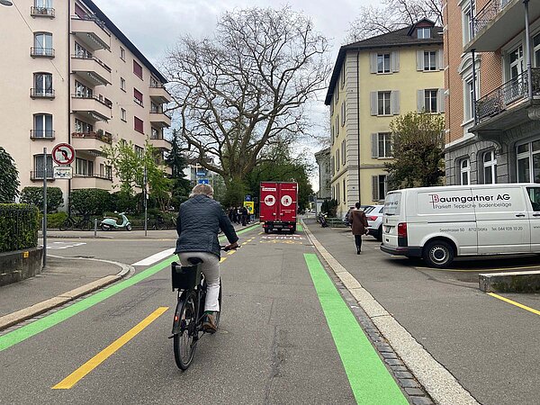 velovorzugsroute an der Mühlebachstrasse markiert mit grünen Bändern