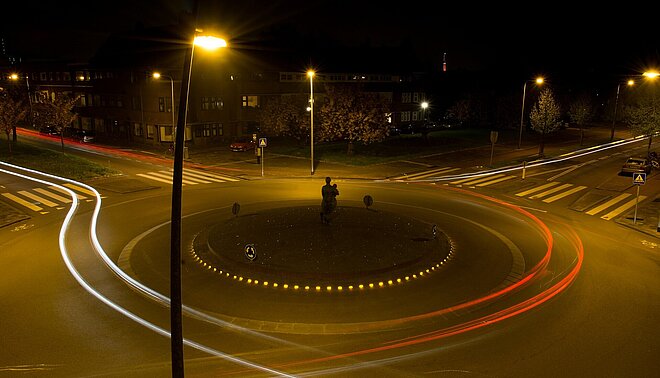 Kreisel mit Lichtern bei Nacht