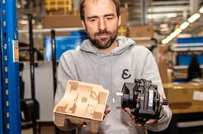 E-Bike-Antrieb im Eierkarton anstatt in Styropor verpackt bei Riese & Müller.