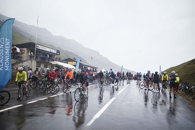 Klausen Monument 2024: Reges Aufkommen auf der Passhöhe trotz Regen und tiefen Temperaturen. Klausen Monument 2024.
