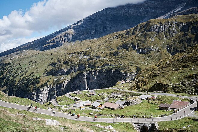 Ride the Alps 2023 Klausen Monument autofreie pässe schweiz 2023. Velofahrer auf dem Klausenpass. 