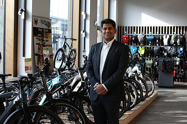 Ein Mann steht in einem Fahrradgeschäft