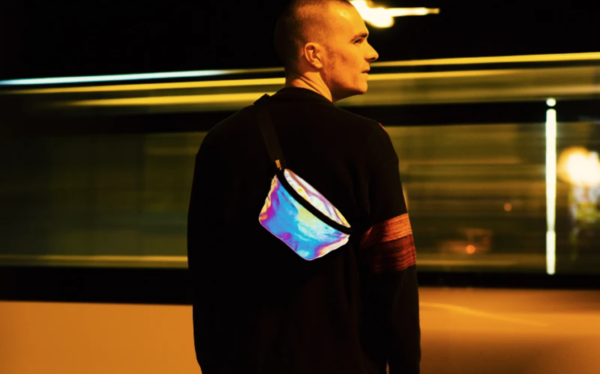 Die Bauchtasche erstrahlt im Scheinwerferlicht in Regenbogenfarben