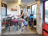 Familie mit Fahrrädern im Zug