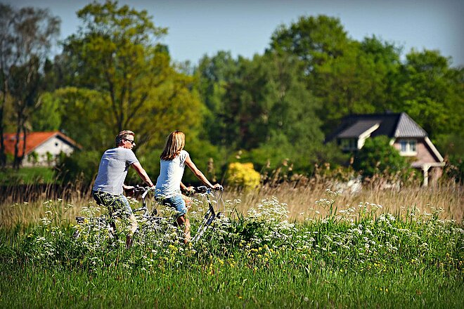 Mann und Frau auf Fahrrädern in der Natur