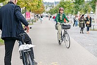 Wahlen 2023. Velofahrer am Seeufer in der Stadt Zürich.