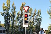 Lichtignale mit Zusatztafel Rechtsabbiegen bei Rot für Velos gestattet