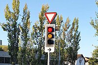 Lichtignale mit Zusatztafel Rechtsabbiegen bei Rot für Velos gestattet