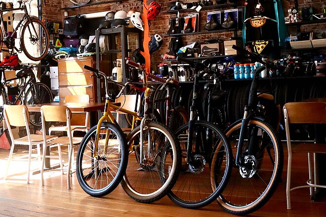 Steht dem Fahrradmarkt eine Bereinigung bevor? Fahrräder stehen in einem Fahrradgeschäft nebeneinander.