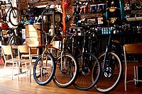 Steht dem Fahrradmarkt eine Bereinigung bevor? Fahrräder stehen in einem Fahrradgeschäft nebeneinander.