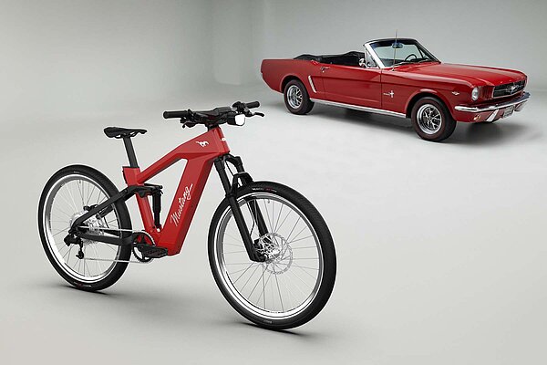 Ford Mustang E-Bike und Ford Sportwagen in roter Farbe.