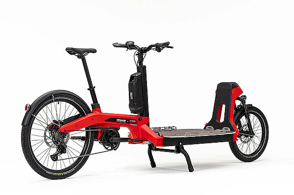 Toyota Frankreich kooperiert mit Douze Cycles. Rotes E-Cargobike.