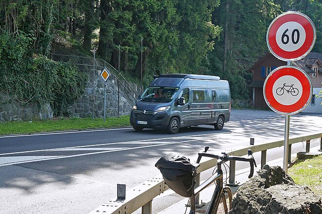 Velofahrverbot Axenstrasse. Verbotstafeln am Strassenrand.