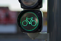 Ausschnitt eine Veloampel auf grün.