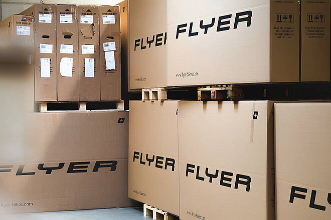 Flyer streicht 150 Stellen in Huttwil. Kartonschachteln mit Aufschrift Flyer.