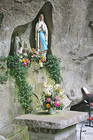 Marienfigur in einer Wandnische.