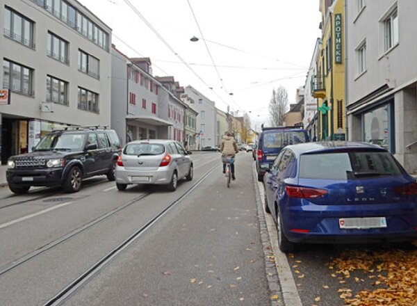 Autoparkplätze an der Binniger Hauptstrasse