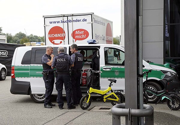 Zollkontrolle in Deutschland. Beamte kontrollieren Velos aus China.