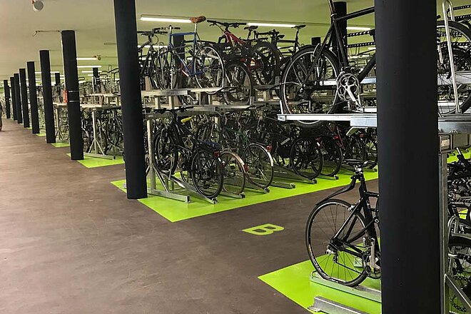 Velos in Velostation Europaplatz mit grün markierten Flächen.