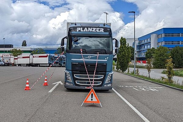 toter Winkel mit Absperrband abgesteckt