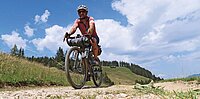 Mann auf Gravelbike