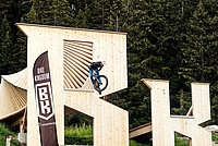 Nino Schurter Verwaltungsrat. Ein Biker springt vor einer grossen Kulisse mit seinem Mountainbike.