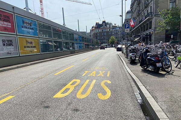 Löwenstrasse beim Hauptbahnhof Zürich mit separater Spur für Velo, Bus und Taxi.