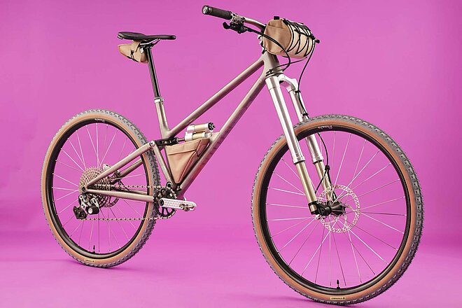 Bespoked Dresden. Fahrrad steht vor pinker Wand.