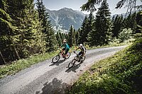 Zwei Männer auf dem Mountainbike auf Bergtrail 