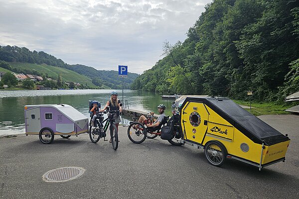 Zwei Velo-Camperanhänger auf Tour.