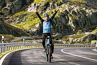 Velofahrer mit blauem Tricot.