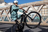 Velosuisse Velo- und E-Bike Verkäufe Schweiz 2022. Ein Mann fährt auf dem Hinterrad seines E-Bikes. 